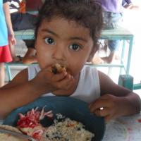 Cherli saboreando su rico almuerzo