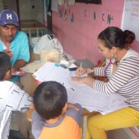 Doctora brindando atencion medica a los niños-as