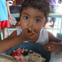 Cherli saboreando su rico almuerzo