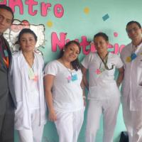 Grupo de medicos al final de su pasantia medica