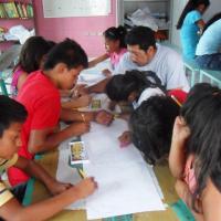 Jovenes en taller de pintura