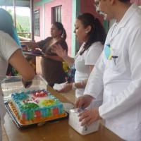 Medicos partiendo pastel para los niños-as