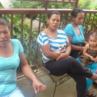 Parte de las Madres que participan en una reunion en el Centro Nutricional